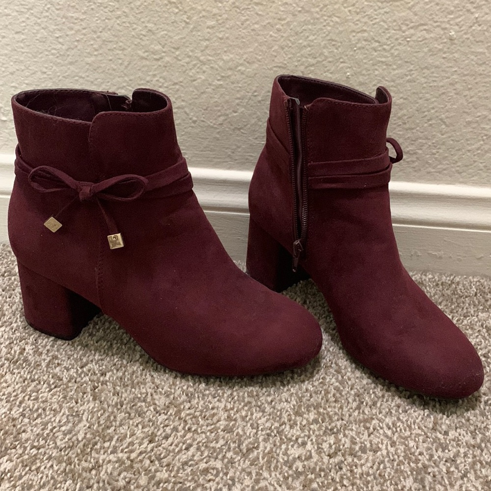 Burgundy heeled booties with bow decal